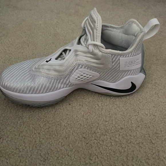 LeBron Solider 14 - Picture 3 of 3